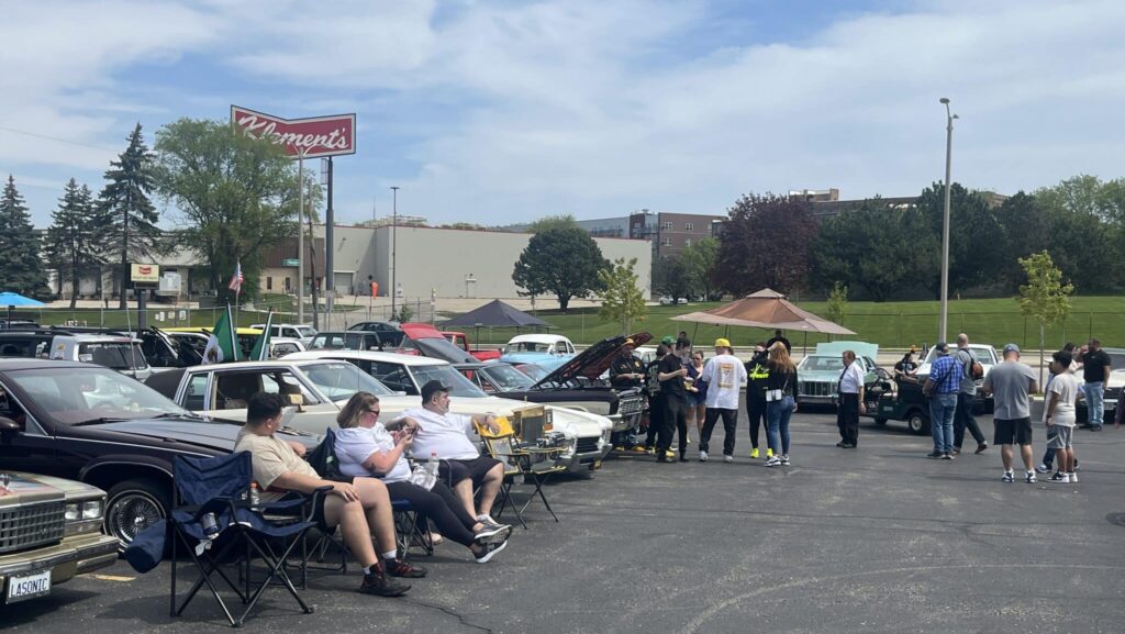 The Cinco de Mayo festival featured local artists, community resources, and clubs such as LoLo’s Blvd. (Picture by Maria Peralta-Arellano/ Carvd N Stone) El festival del Cinco de Mayo contó con artistas locales, recursos comunitarios y clubes como LoLo's Blvd. (Foto de Maria Peralta-Arellano/ Carvd N Stone)