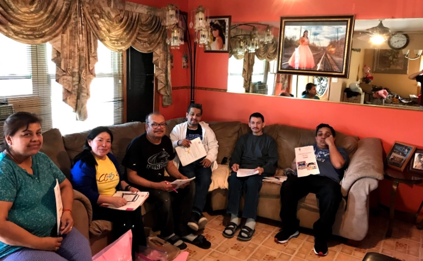 Rocio en una fiesta casera con participantes. (Foto por Rocio Cornejo)
Rocio at a house party with participants. (Picture by Rocio Cornejo)