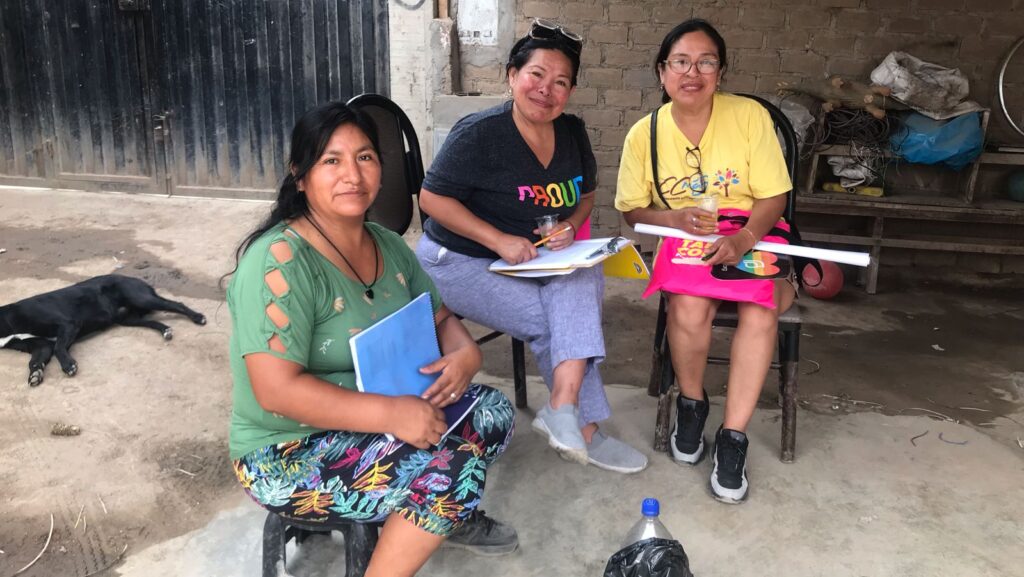 XZJC4748 | Carvd N Stone Rocío Cornejo (centro) en Perú apoyando a personas vulnerables y animándolas a ser promotoras en Perú para apoyar a la comunidad. (Foto por Rocío Cornejo) Rocio Cornejo (center) in Peru supporting vulnerable people and encouraging them to be promoters in Peru to support the community. (Picture by Rocio Cornejo)